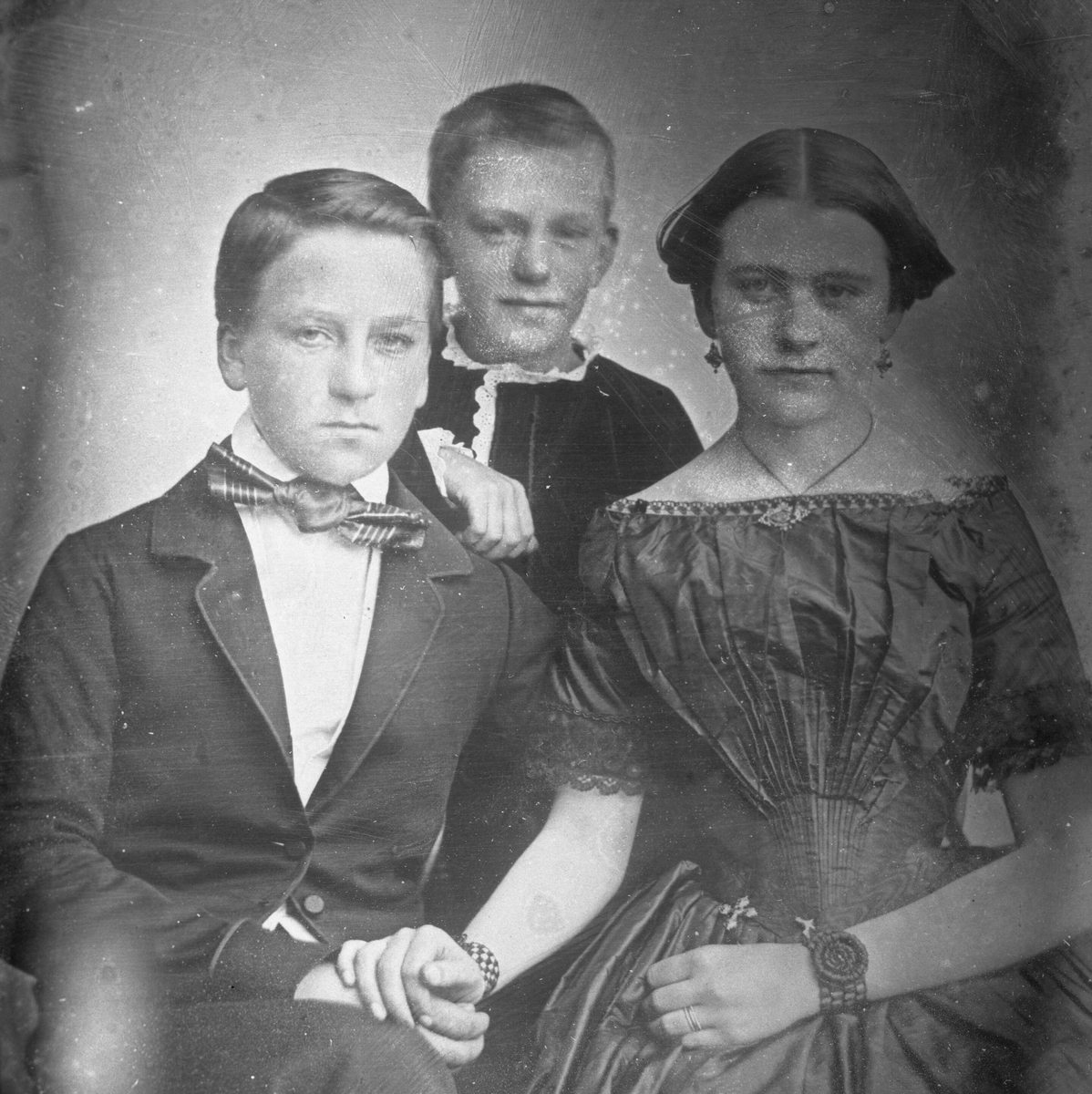 Avfotografering. Gruppe, søsken, to gutter en jente.
Daguerreotypi (?)