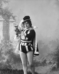 Portrett, sopran Ina Madsen som Sibler i operaen Faust.