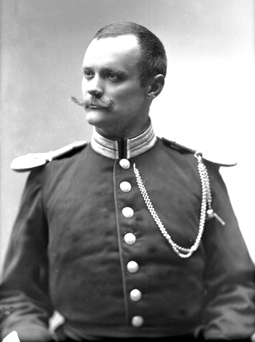 Portrett, Karl Ingvar Nandrup, født 1864, i uniform.