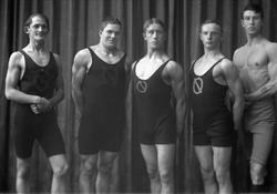 Gruppeportrett, fem brytere. Idrætsforeningen Ørnulf.
