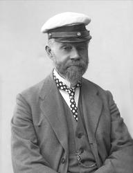 Portrett, skipsfører A. Hansen med skipperlue.
