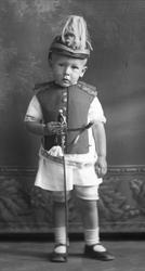 Portrett, liten gutt med uniform og kårde.