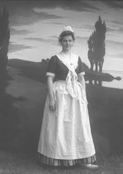 Portrett, kvinne i "hollandsk" drakt, med tresko. Frk Fanny 