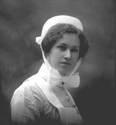 Portrett, sykepleier, søster Ethel Nielsen.