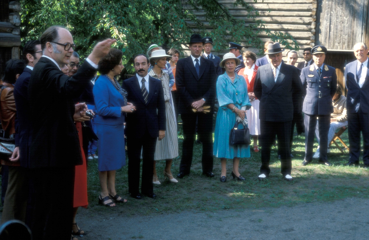 Den pottugisiske presidenten og representanter fra den norske kongefamilien på Norsk Folkemuseum 4.juni 1980, blir vist rundt av direktør Halvard Bjørkvik.