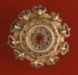 Fingerring  i forgylt sølv, fra Valle i Setesdal. Ringen, so