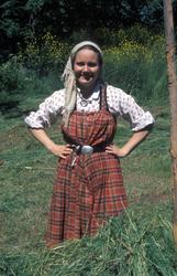 Hesjing i friluftsmuseet.
Kvinnelig vert i drakt i arbeid m