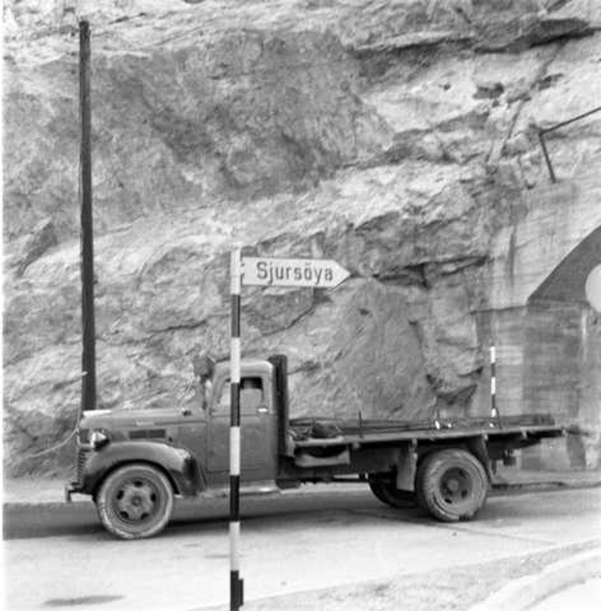 Lastebil ved tunnel til Sjursøya, Oslo 1956.