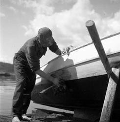 Rengjøring av oljesøl på båt, Fagerstrand, Nesodden, 1956.