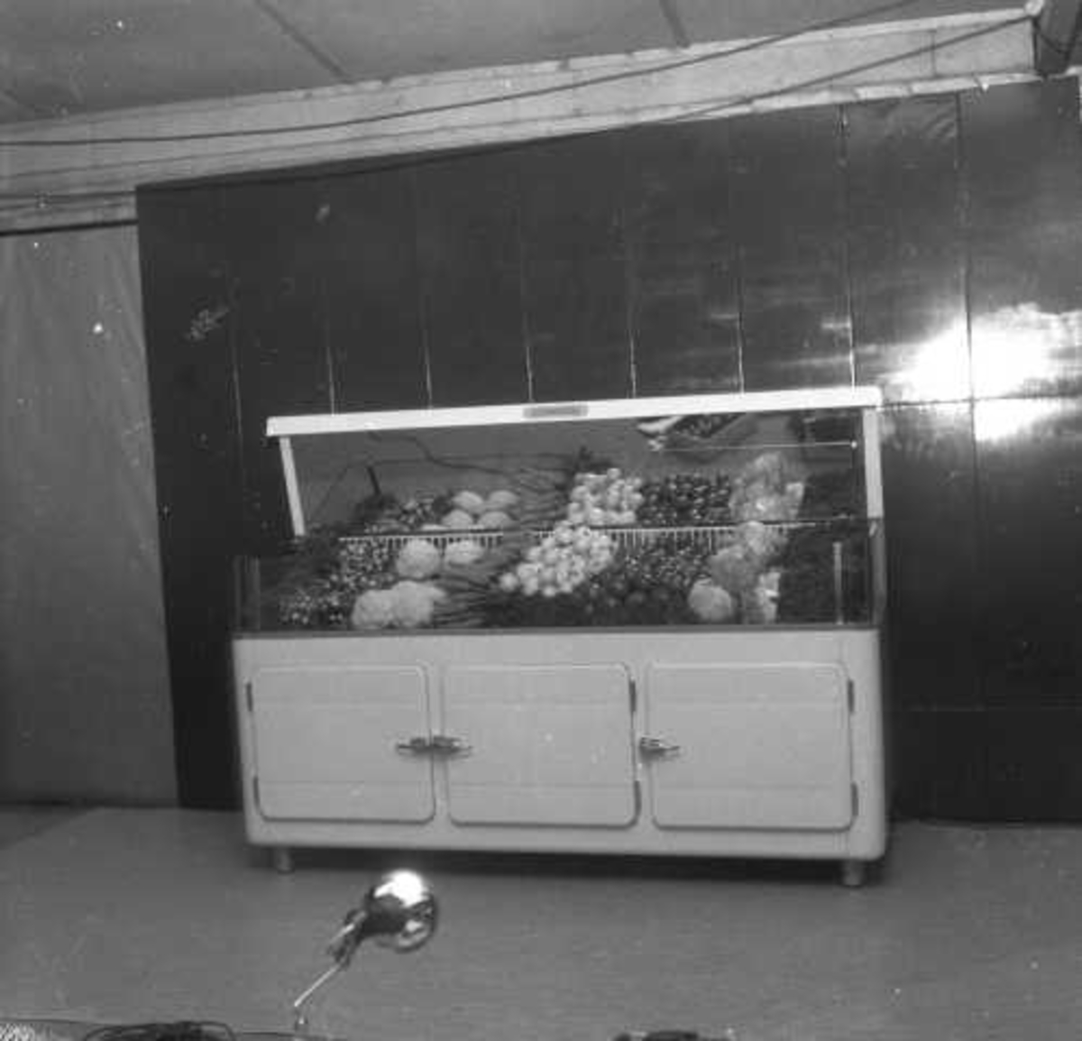 Gartnerhallen, disk med grønnsaker, august 1956.