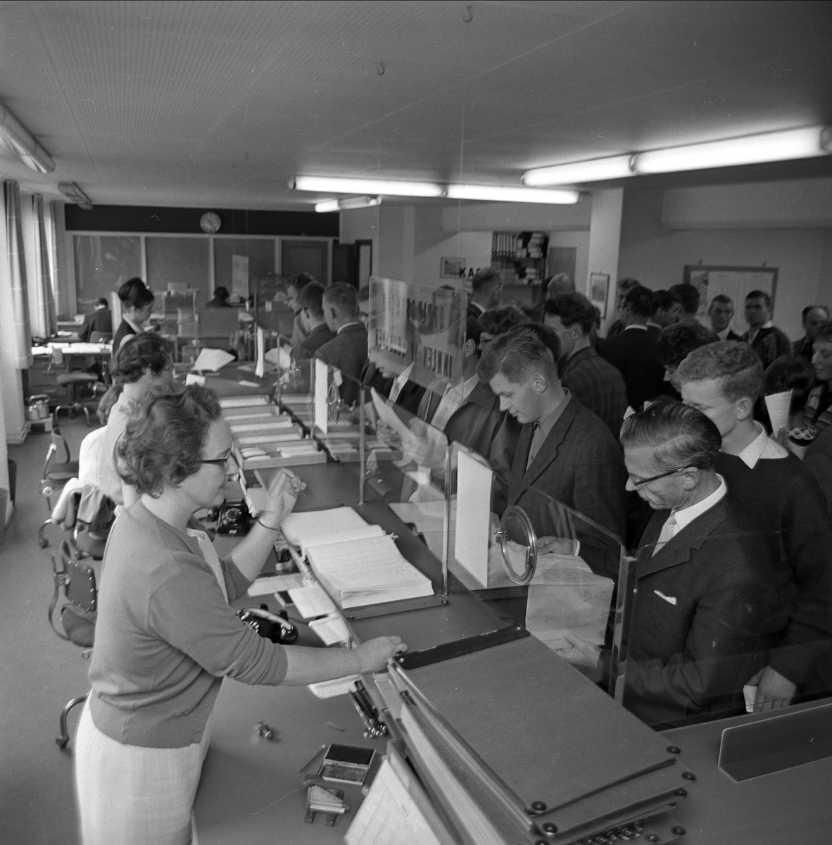 Studenter på innregistrering (?) ved skranke, Oslo, august 1963.