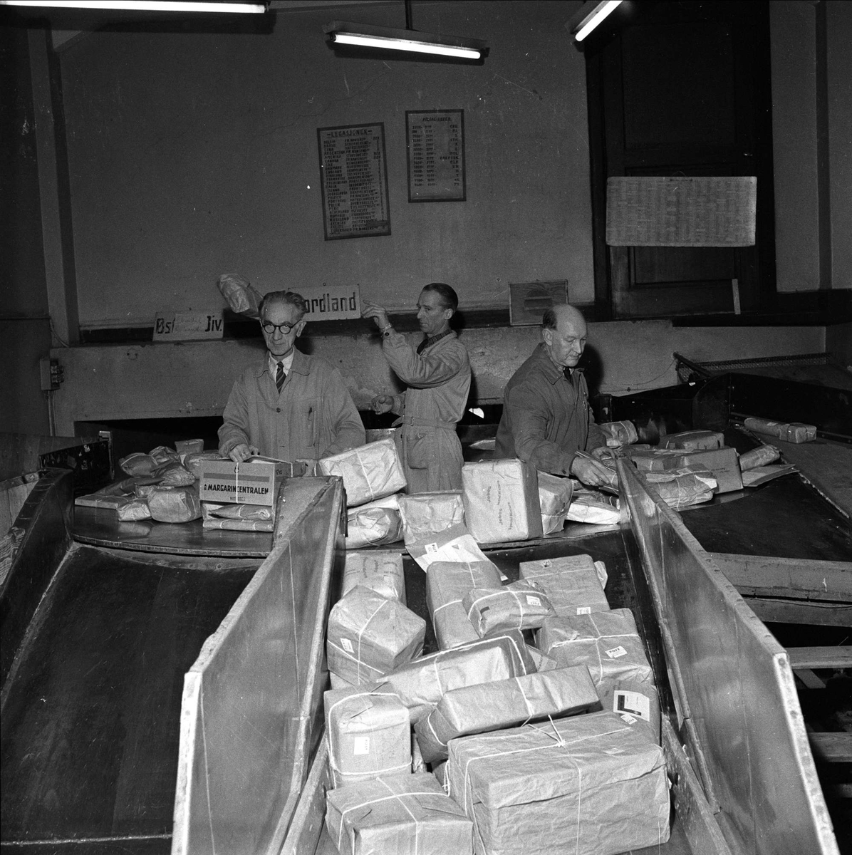 Pakkepost, sortering av julepost, Oslo, 31.12.1956
