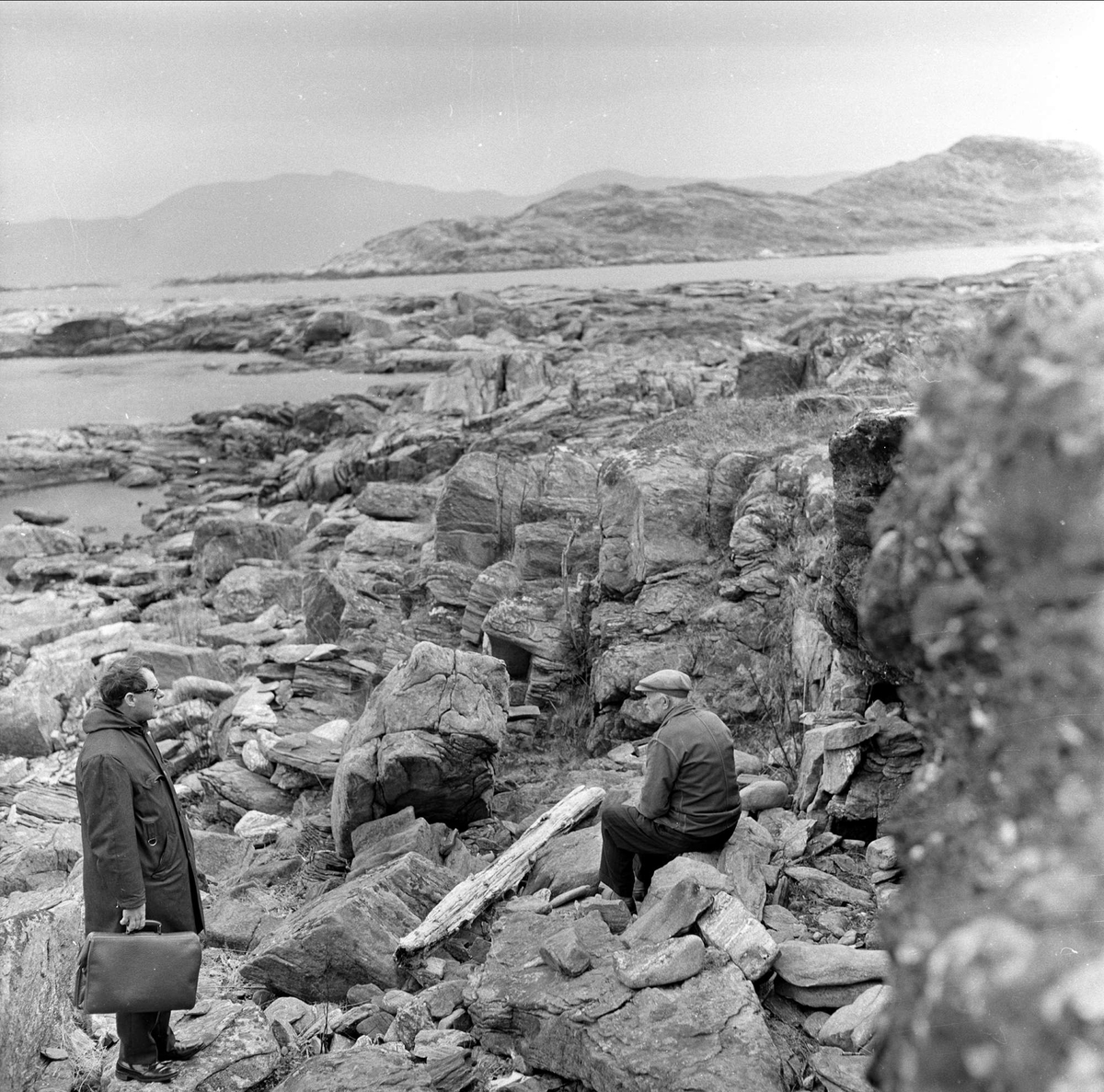 Poståpner Silden på Silda, langs strand.  Vågsøy mars 1963.