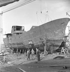Gammel båt under oppussing. Bodø mars 1963.