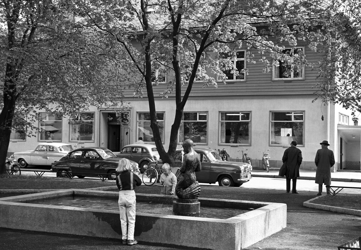 Lillestrøm sentrum, Lillestrøm, Skedsmo, mai 1961, gammel bebyggelse, i forgrunnen basseng m/fontene..