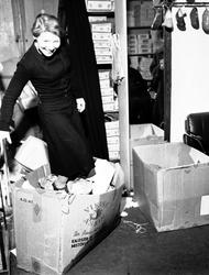 Utsalg 02.02.1951. Kvinne i skobutikk.