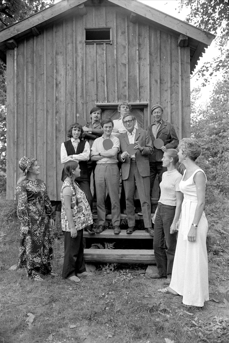 Norsk Dusteforbund, Ping-pong-dusterier og kulturaften, Drøbak, Frogn, 09.08.1970. Fredrik Stabel og flere på staburstrapp.