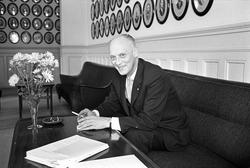 Fra Stortinget, Oslo oktober 1965. Mann sittende ved et bord