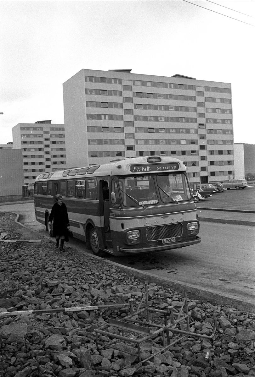Fra Tokerud, Oslo oktober 1969. Buss med boligblokker i bakgrunnen.