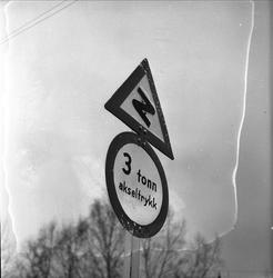 Minnesund, Akershus, november 1951. Veiskilt ved den gamle M