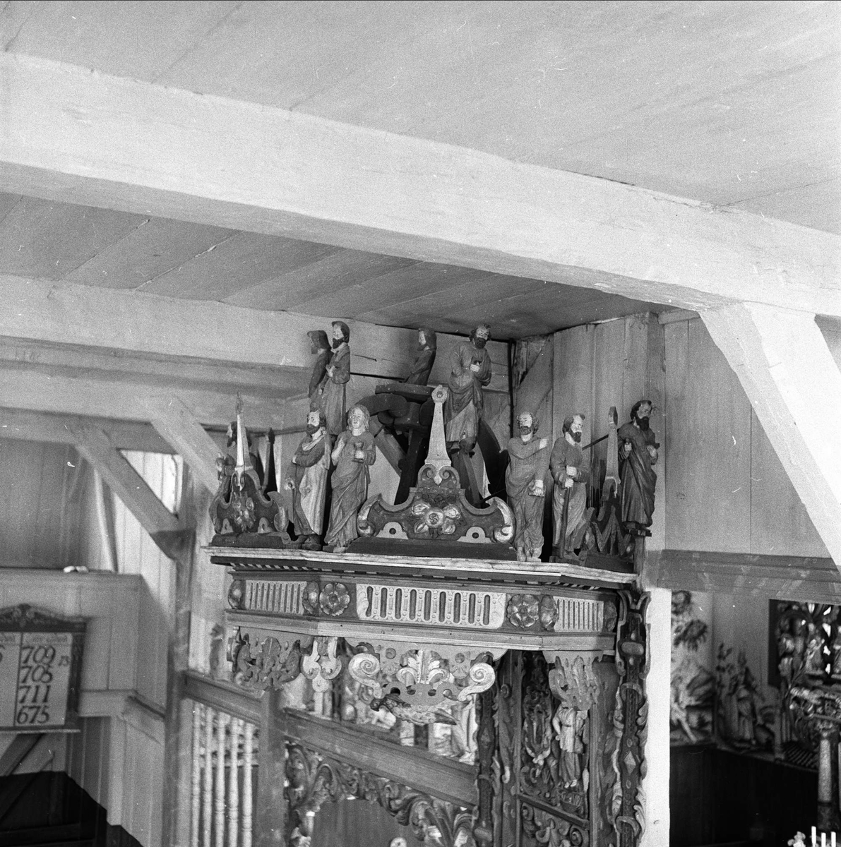Vågå kirke, Oppland, juli 1957. Interiør med skulpturer.