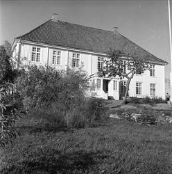 Vestby, Akershus, oktober 1956. Prestegård. Våningshus og ha