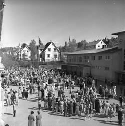 Oslo, 17.05.1954. Mennesker i skolegård.