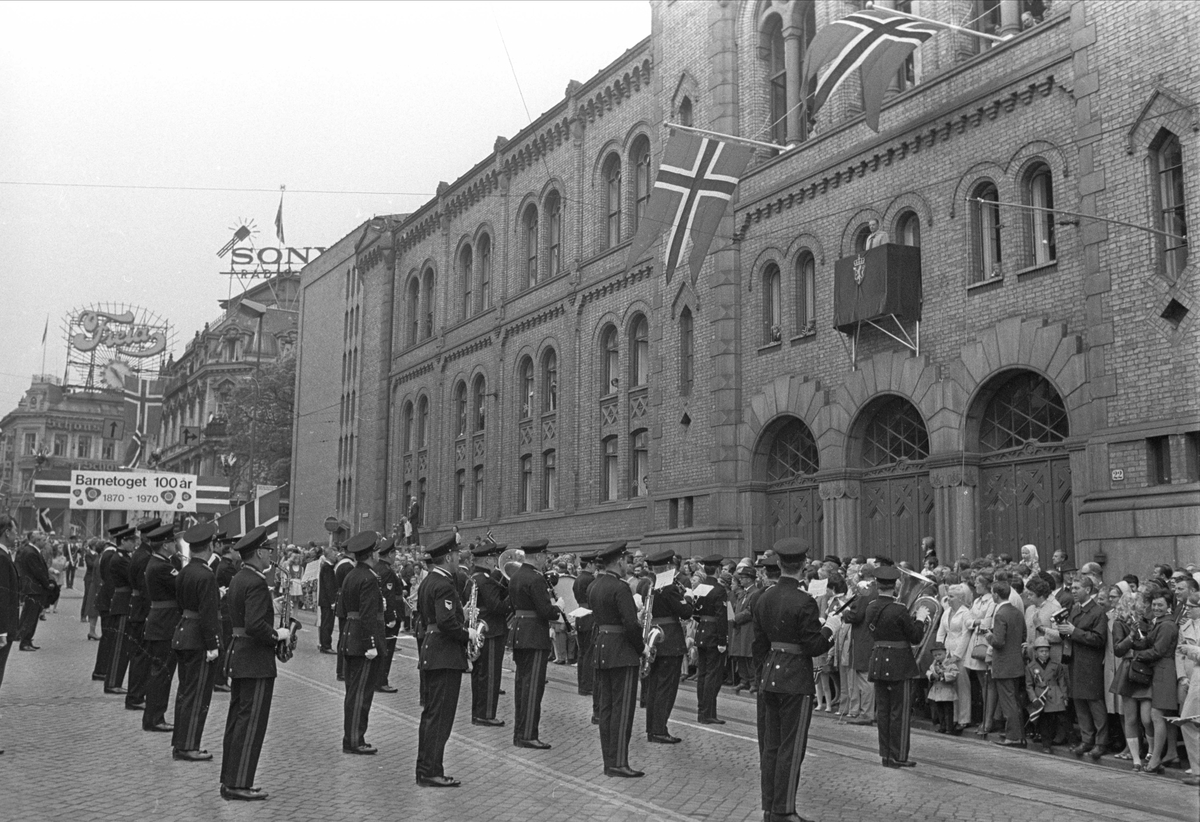 Karl Johans gate, Oslo, 1970. 17. mai-tog med musikkorps.