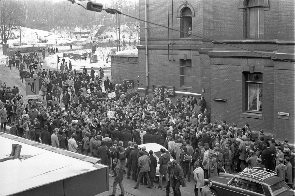 Oslo, mars 1969, demonstrasjoner utenfor Hotel Continental. 
