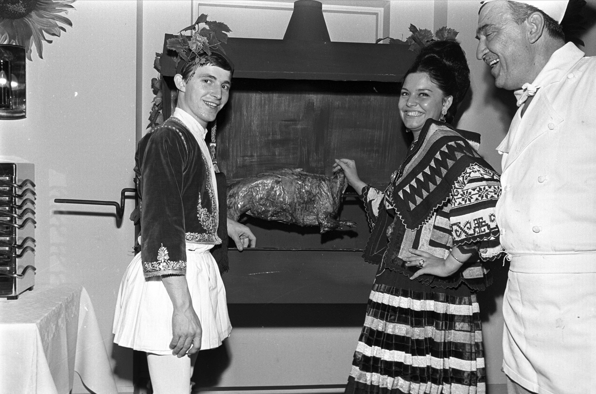 Fornebu, september 1966,  "Caravelle" restaurant,  gresk aften, mann og kvinne i nasjonaldrakt sammen med kveldens kokk.