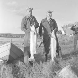 Holmen/Hellefoss, 21.06.1961, to glade fiskere viser frem hv