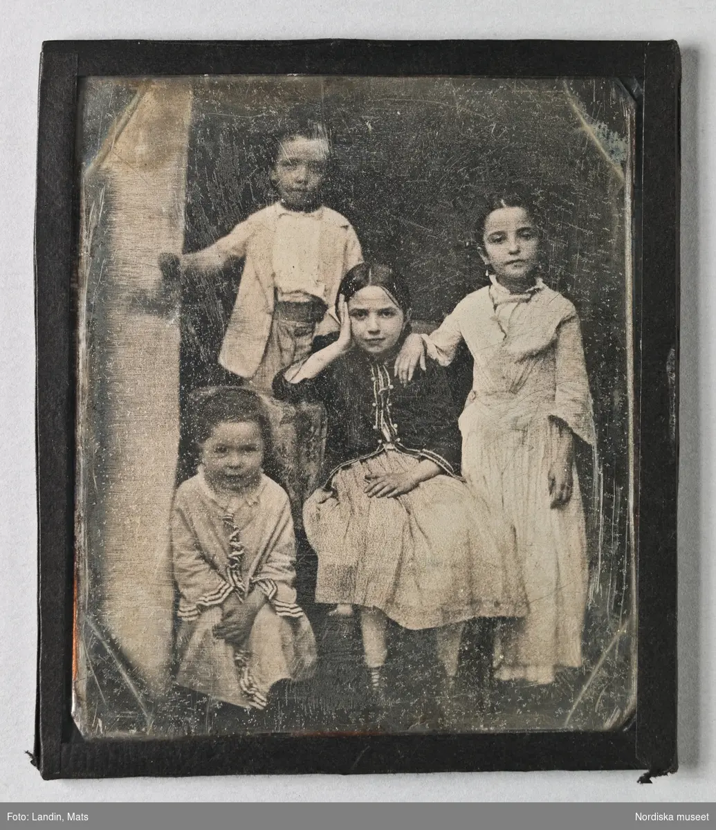 Dagerrotyp / daguerreotyp i ram, gruppbild av fyra barn, en pojke och tre flickor. Nordiska museet inv.nr 205460
-
Portrait of four children. Sixth-plate daguerreotype.