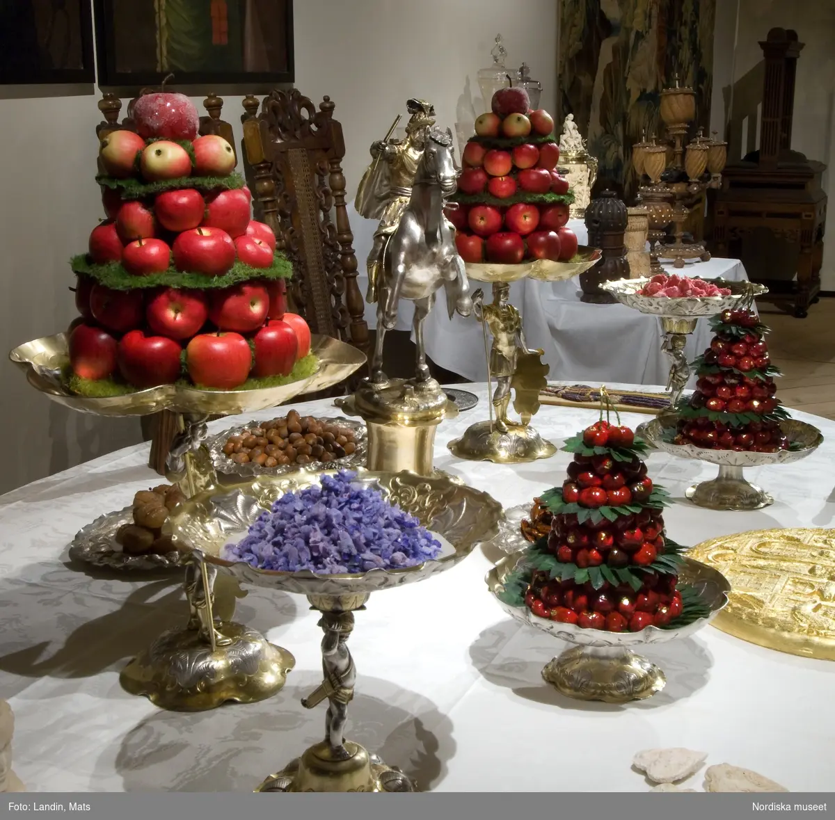 Utställningen Dukade bord. 1500-talets 1600-talets festmåltid, konfektbord, dryckesbyffé.