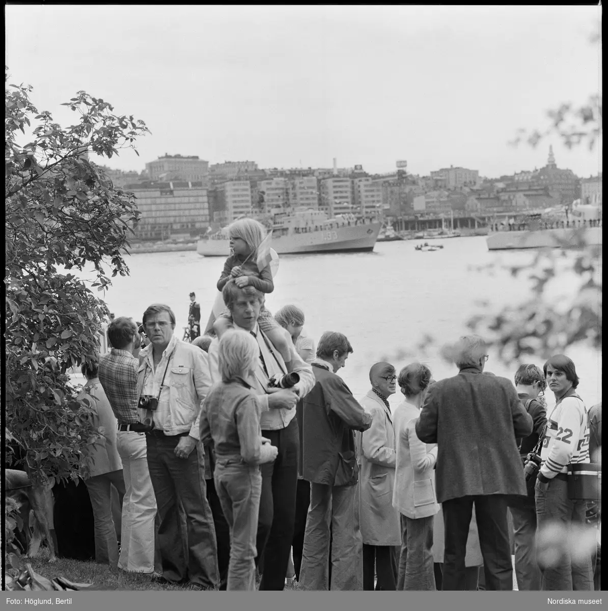 Kungabröllopet den 19 juni 1976, Carl XVI Gustaf gifter sig med Silvia Sommerlath. Dokumentation av människor längs kortegevägen. Åskådare.