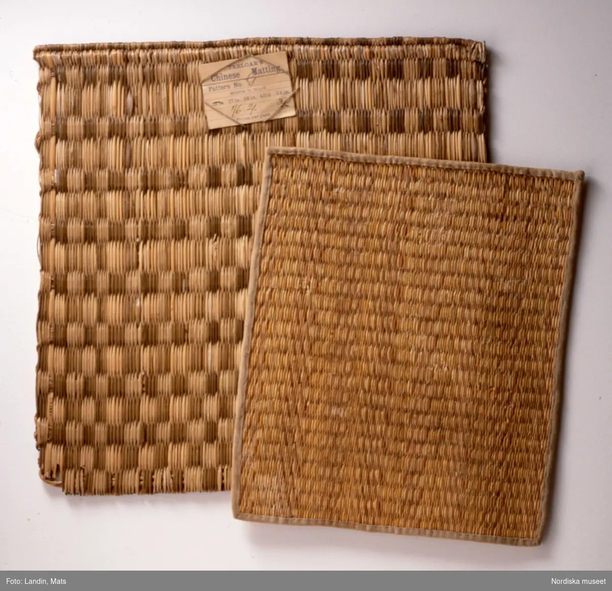 Mattprov på "Chinese matting". Mattorna användes gärna för att klä ytorna på de moderna bambumöblerna.