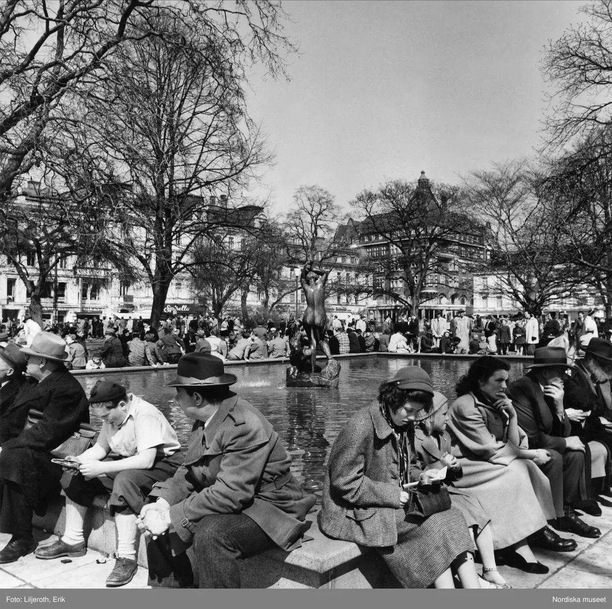 Folksamling runt bassängen på Gustaf Adolfs Torg, Malmö.