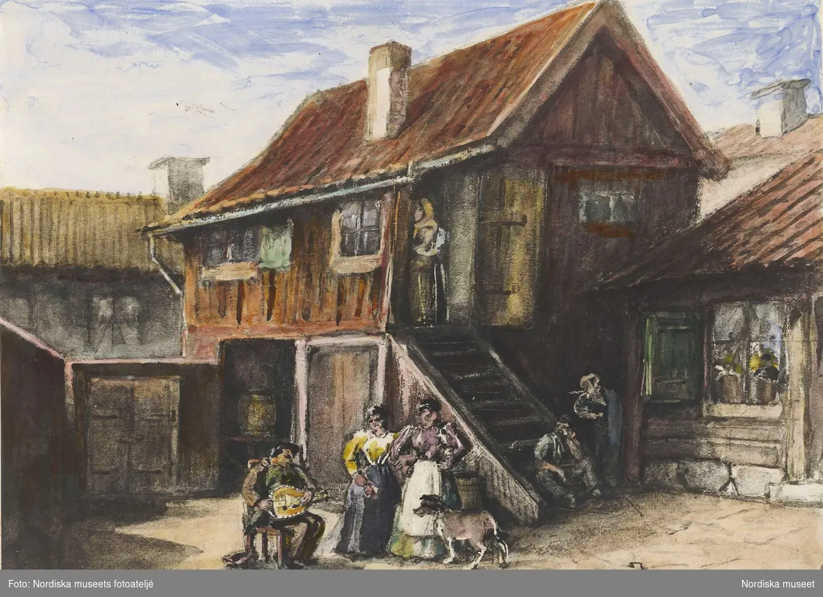Akvarell av A T Gellerstedt. Gårdsinteriör från Stockholm. Enkla trähus. Två kvinnor och en hund  betraktar en man som spelar stränginstrument.