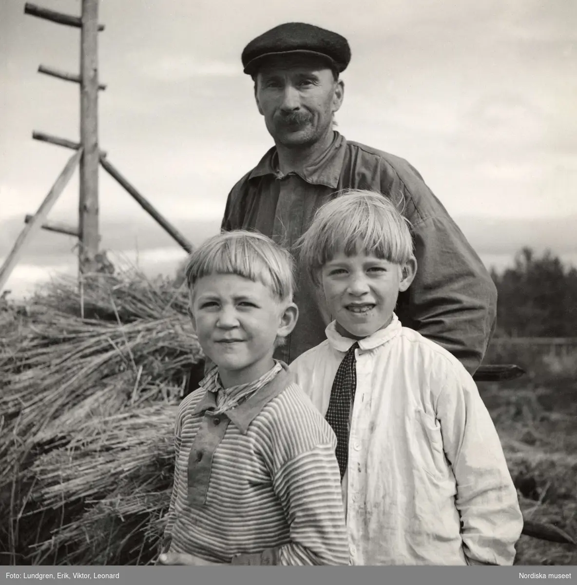 Nybyggare i Pausele, Västerbottens län. Far med sina pojkar