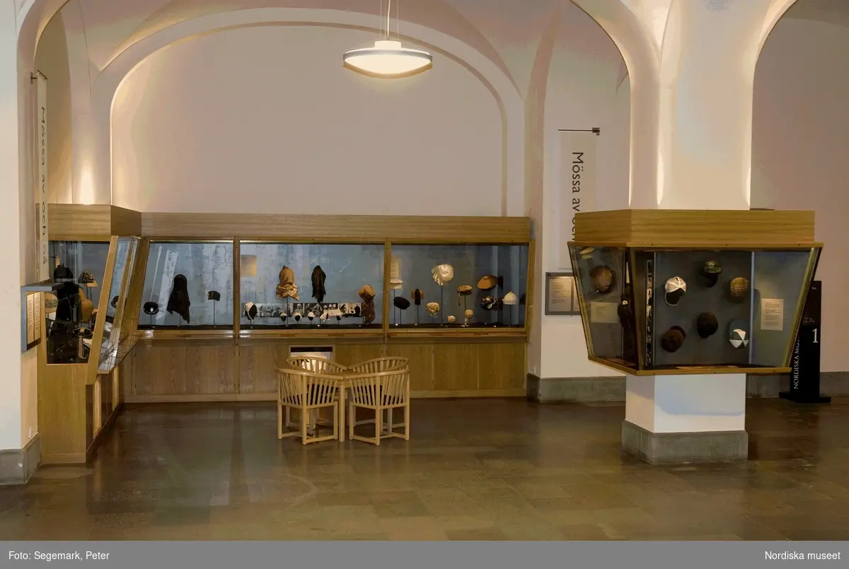 Utställning på Nordiska museet 2005-2007.
Ett 50-tal mössor, hattar och andra huvudbonader har plockats fram ur museets magasin och visas i två montrar i museets markplan.