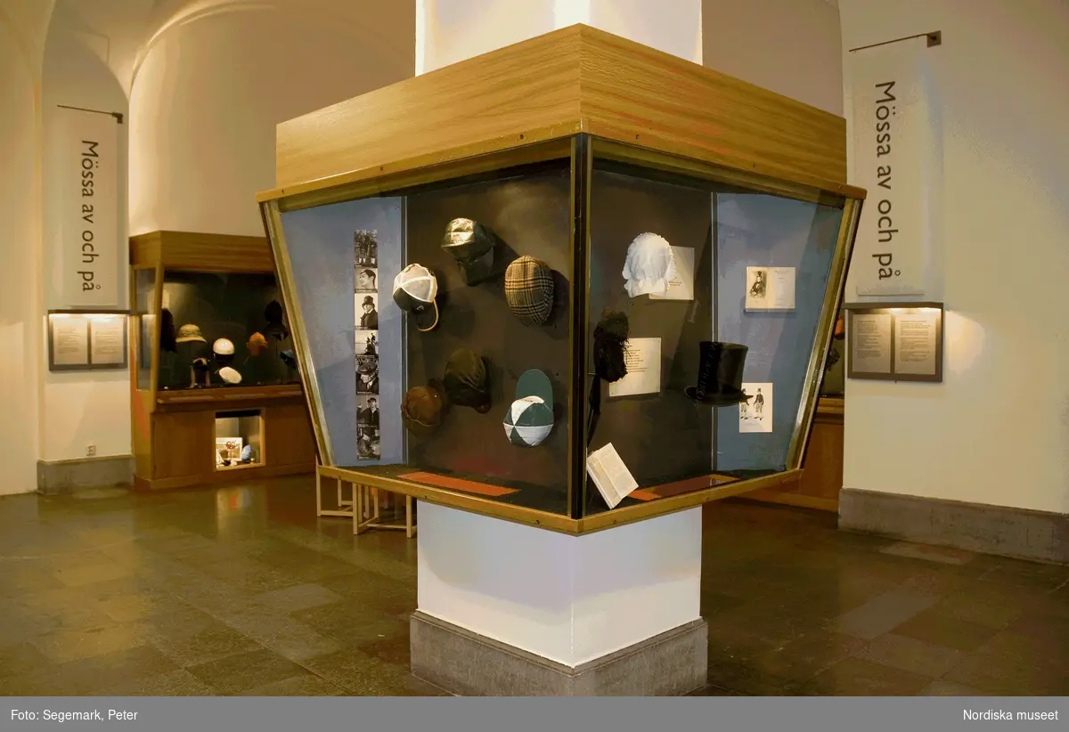 Utställning på Nordiska museet 2005-2007.
Ett 50-tal mössor, hattar och andra huvudbonader har plockats fram ur museets magasin och visas i två montrar i museets markplan.