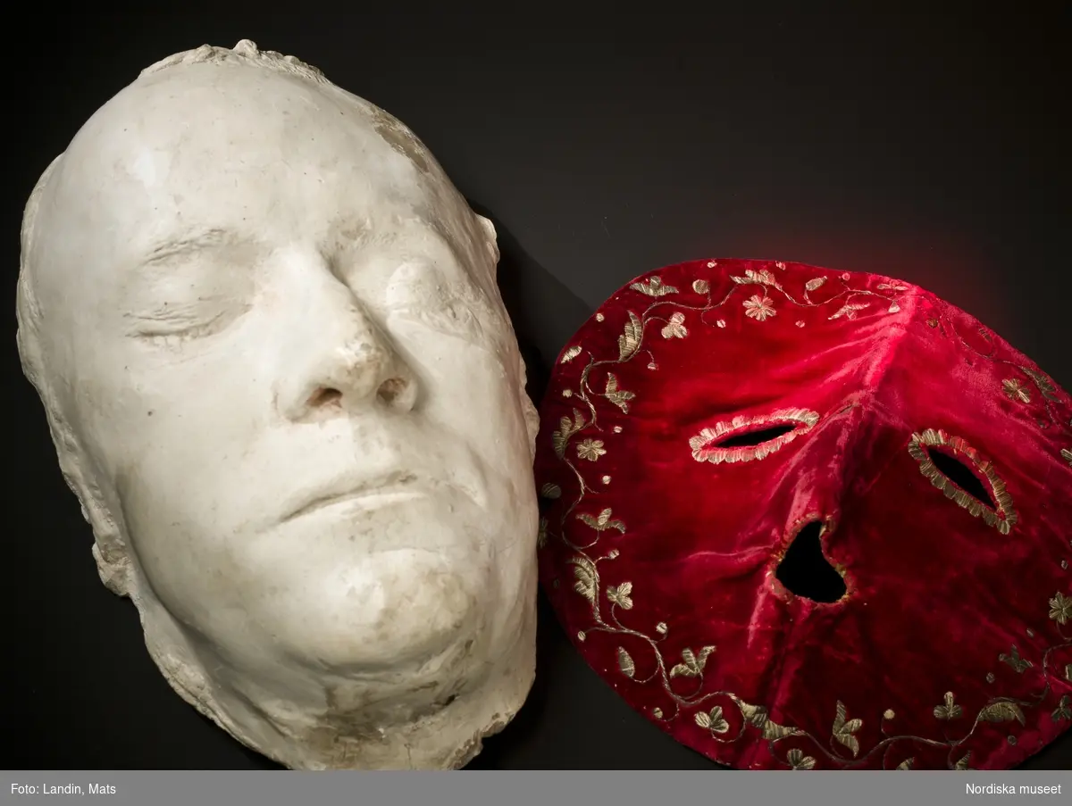 Gustav III dödsmask. Nordiska museets föremål inv.nr 47752.

På sista bilden (NMA.0048163_04)  visas masken tillsammans med en guldbroderad mask, Nordiska museets föremål  inv. nr. 3558, som enligt uppgift skall ha varit i kungens ägo.
Masker