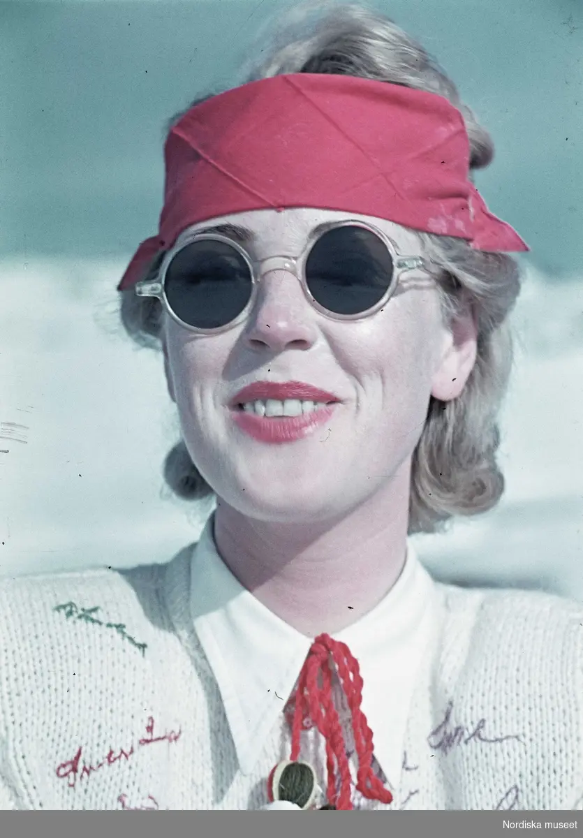 Skidåkning. Kvinna med solskydd och solglasögon.