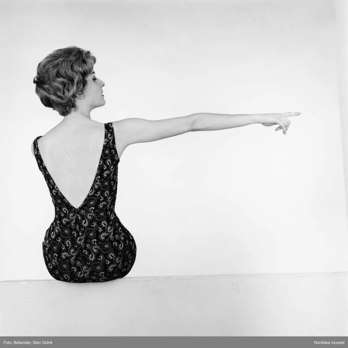 Modebild. Kvinnlig modell i baddräkt fotograferad i studion.