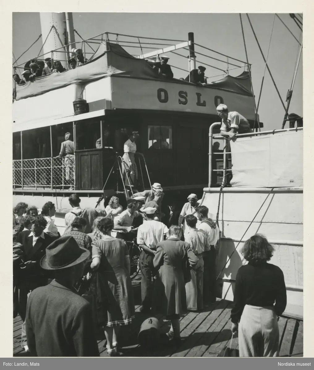 Fjällbacka, Bohuslän. Människor på brygga vid passagerarfartyget "Oslo".