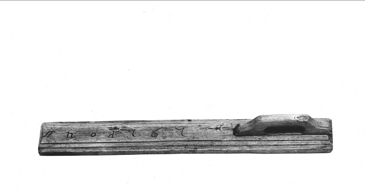 Mangelbräde av trä. Inristat: Ano 1767. Handtaget intappat.