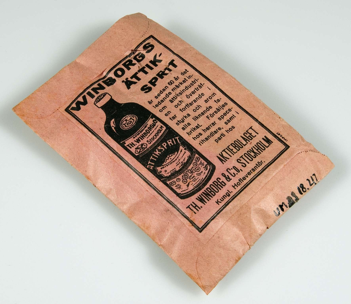Rosa papperspåse innehållande klarmedel till kaffe. Svart tryck: "PRIMA PREPARERADT KAFFE-KLARMEDEL" samt AB Winborgs fabriksmärke. På baksidan reklam för Winborgs ättiksprit. 