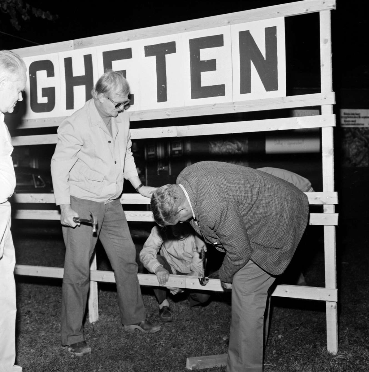 Riksdagsvalet i Tierp, Uppland september 1973. Tre män hjälps åt med en affischställning