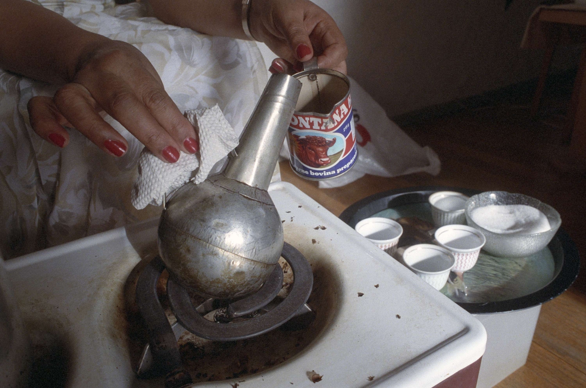 Traditionell eritreansk kaffekokning hemma hos Tesfai Tekleab, Löten, Uppsala 1992
