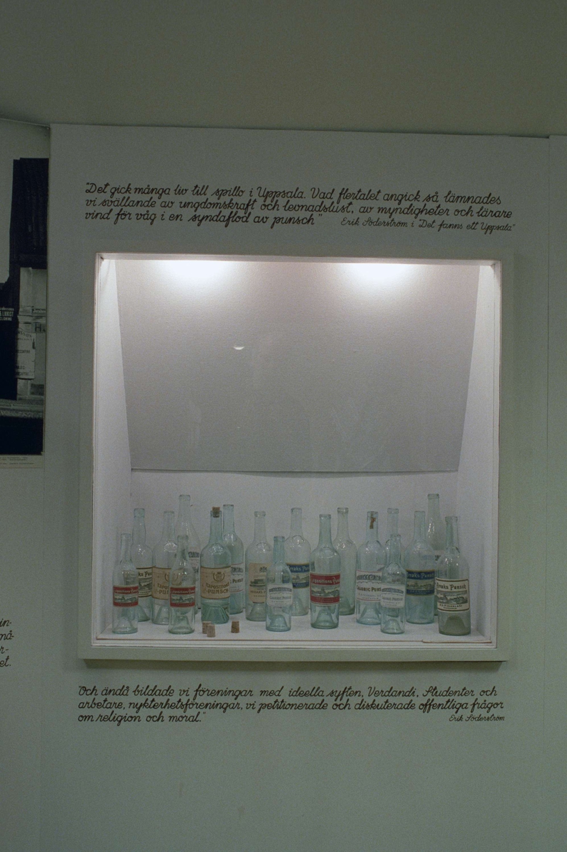 Punschflaskor i utställningen Studiosus - student i Uppsala, på Upplandsmuseet 1992