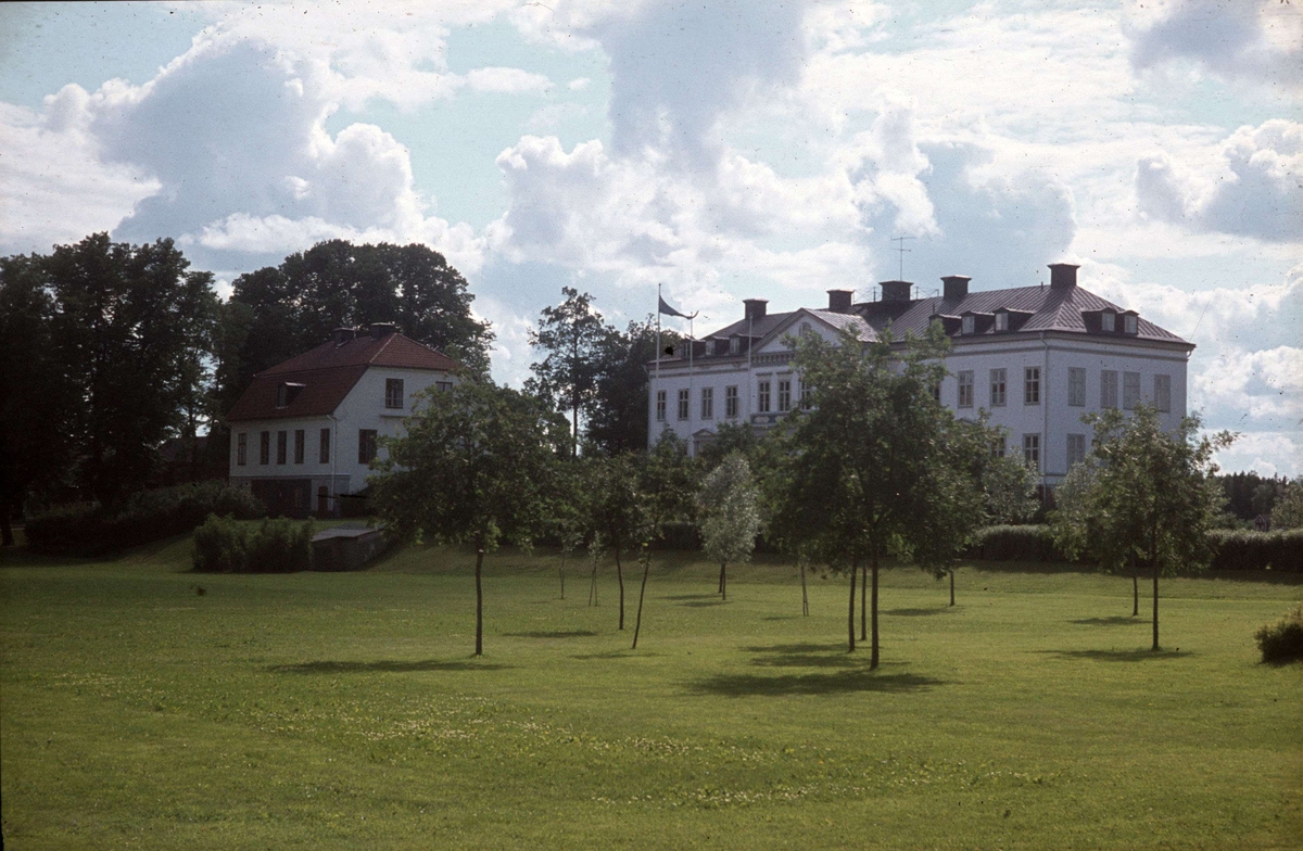 Huvudbyggnad och flygel till Gysinge herrgård, Österfärnebo socken, Gästrikland 1980